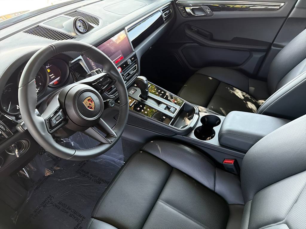 Thumbnail: 2026 Porsche Macan - 10