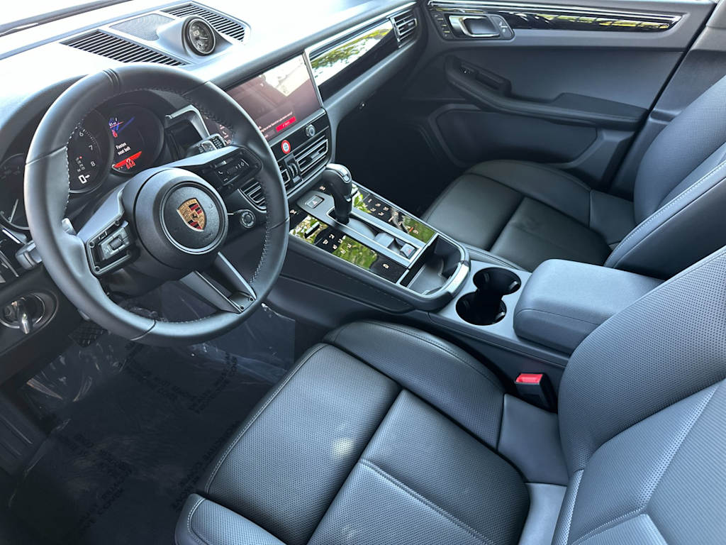 Thumbnail: 2026 Porsche Macan - 10
