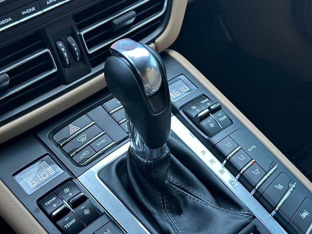 Thumbnail: 2021 Porsche Macan - 30