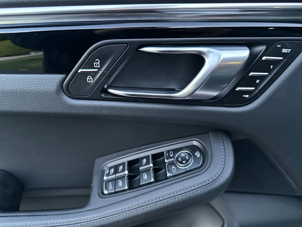 Thumbnail: 2025 Porsche Macan - 22
