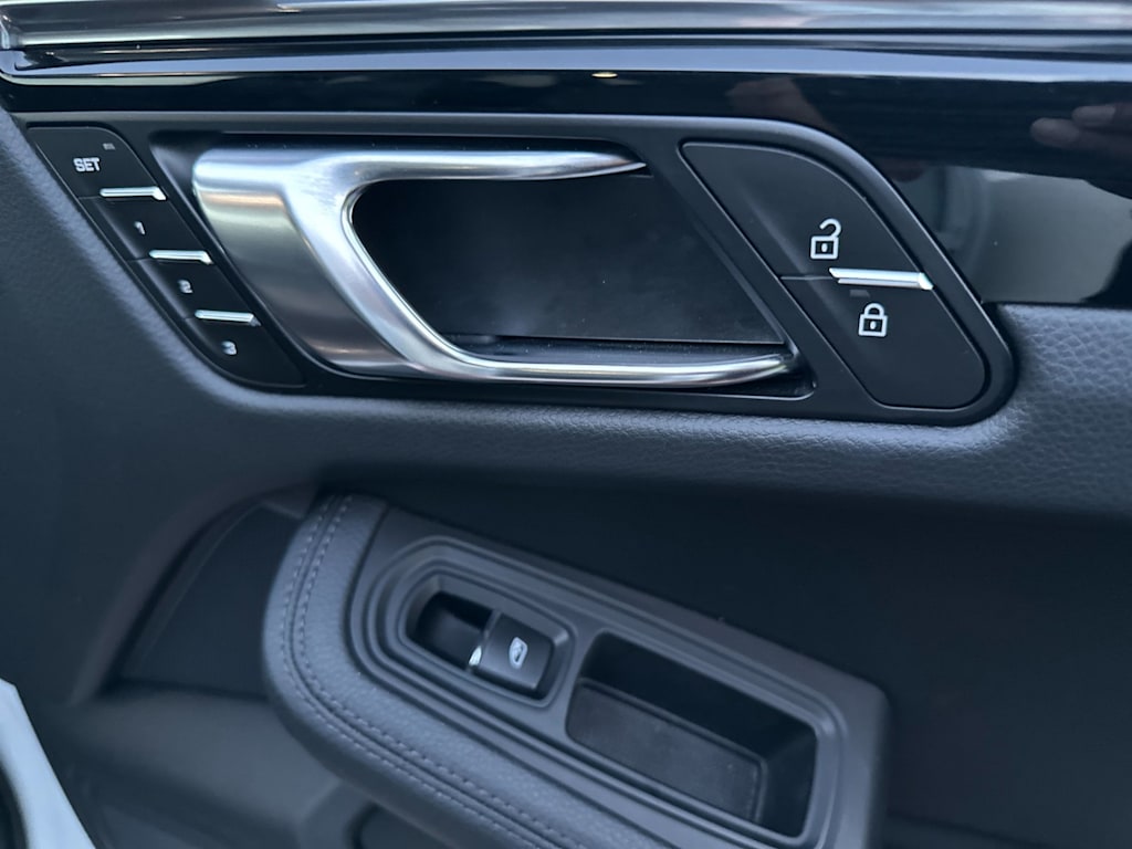 Thumbnail: 2025 Porsche Macan - 25