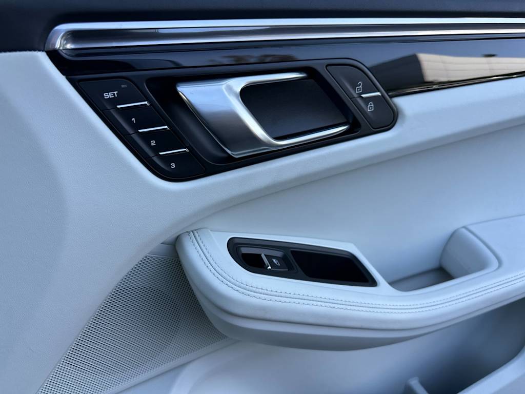 Thumbnail: 2025 Porsche Macan - 25