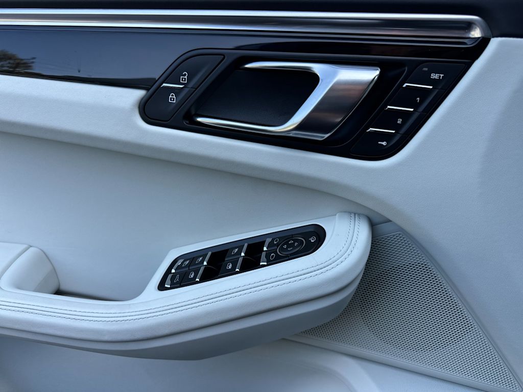 Thumbnail: 2025 Porsche Macan - 22