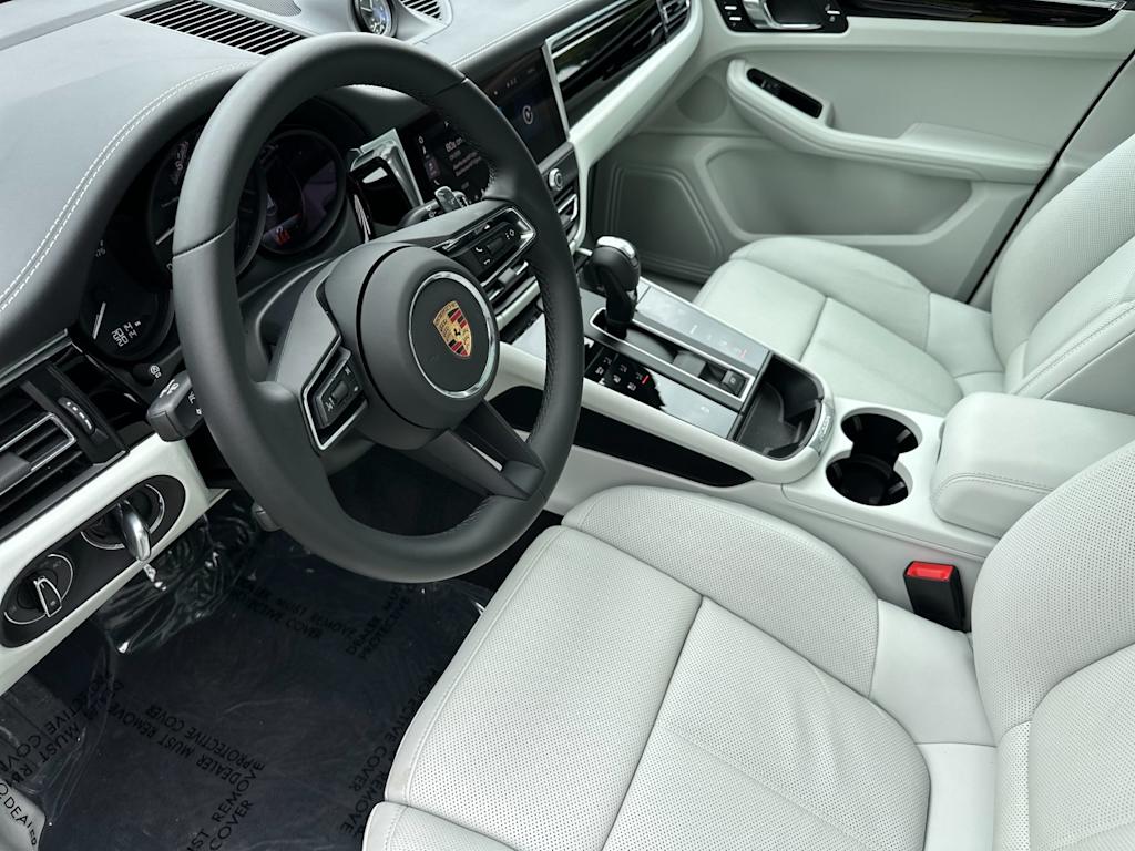 Thumbnail: 2025 Porsche Macan - 8