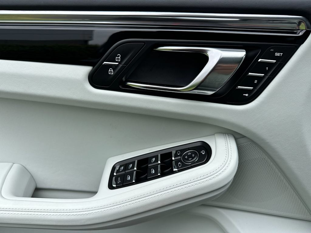 Thumbnail: 2025 Porsche Macan - 22