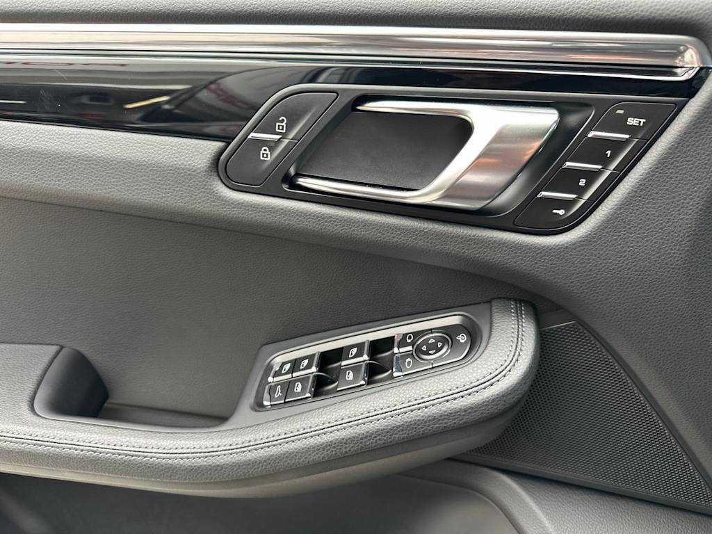 Thumbnail: 2025 Porsche Macan - 22