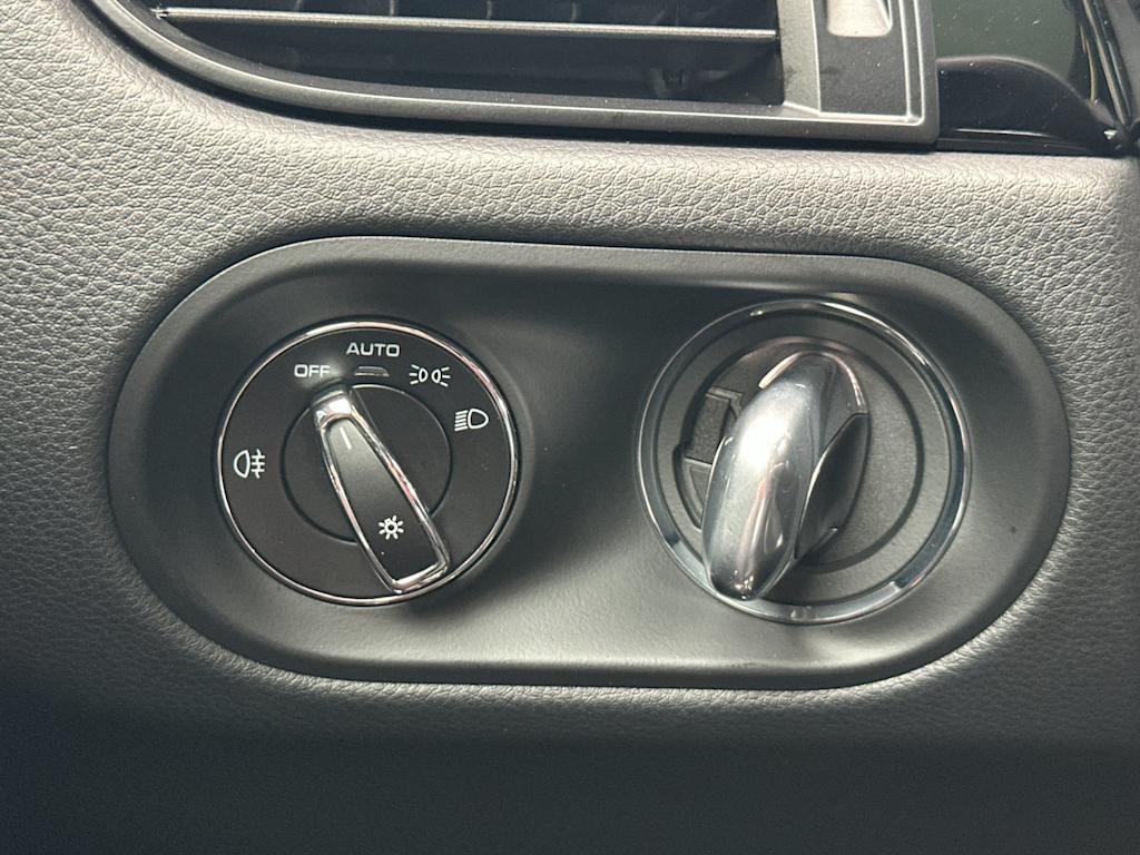 Thumbnail: 2025 Porsche Macan - 32