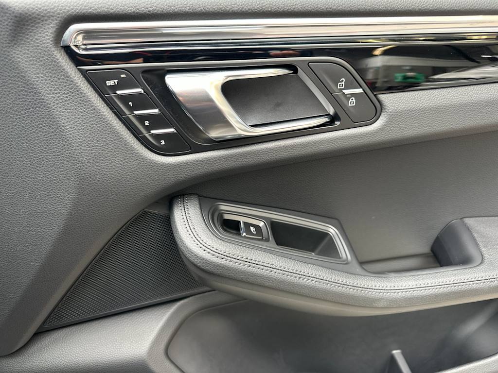 Thumbnail: 2025 Porsche Macan - 25