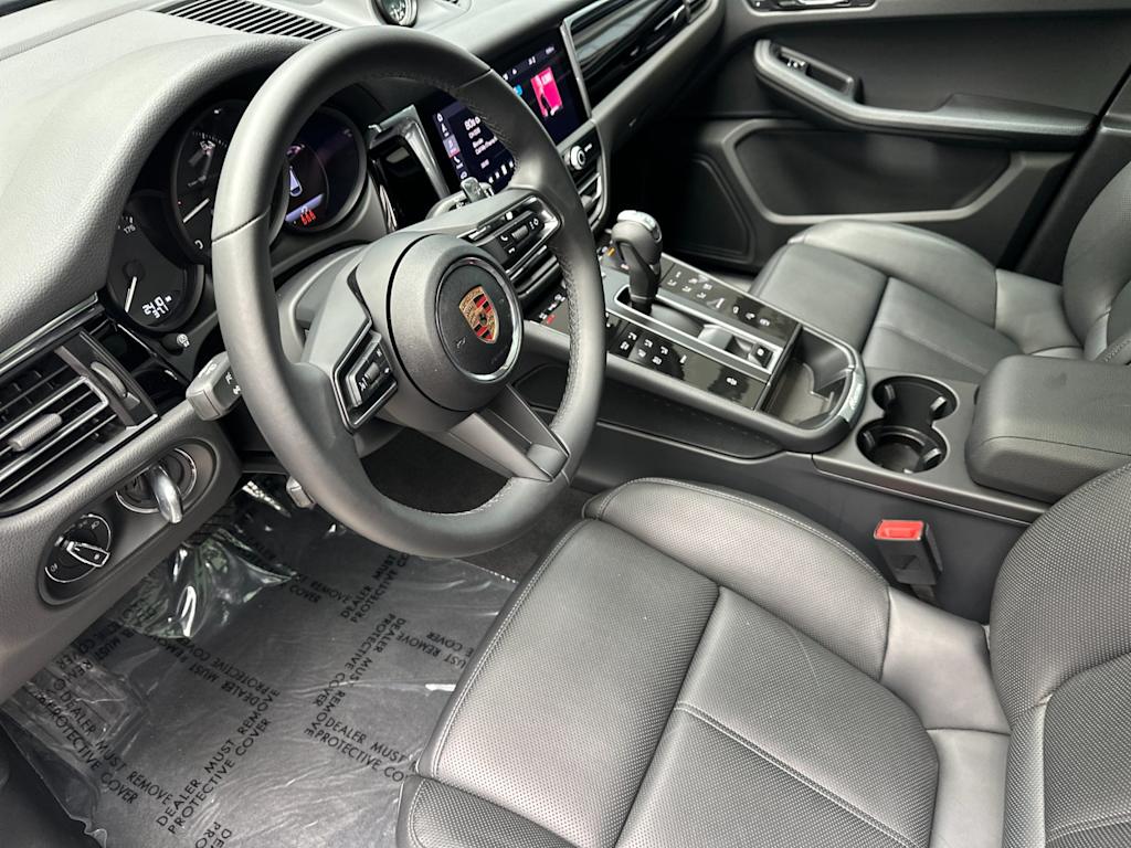 Thumbnail: 2025 Porsche Macan - 2