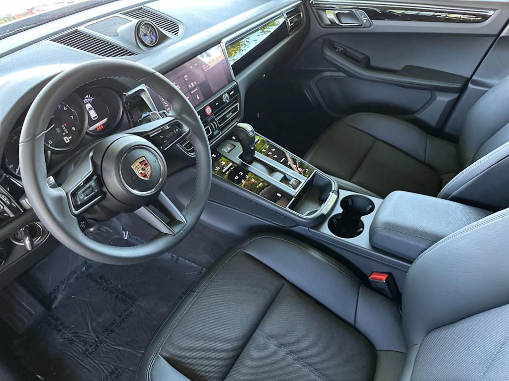 Thumbnail: 2025 Porsche Macan - 2