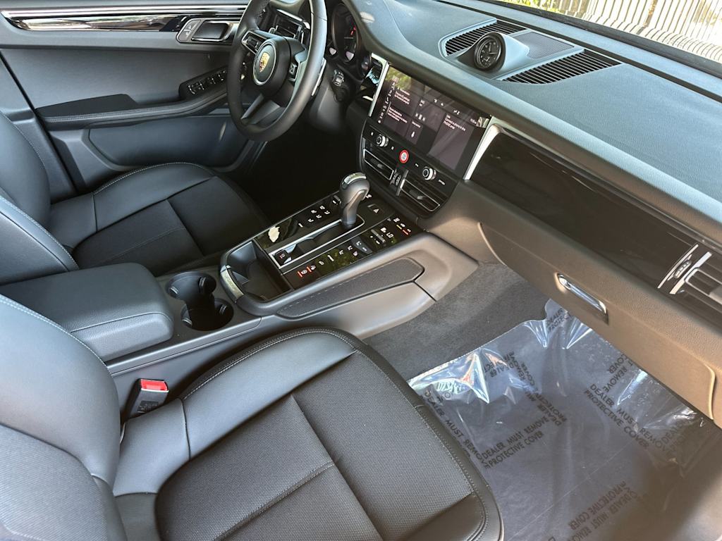 Thumbnail: 2025 Porsche Macan - 12