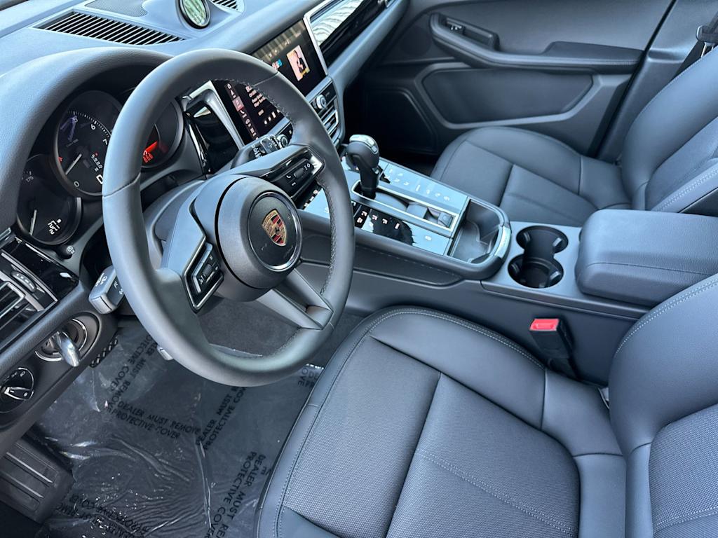 Thumbnail: 2025 Porsche Macan - 10
