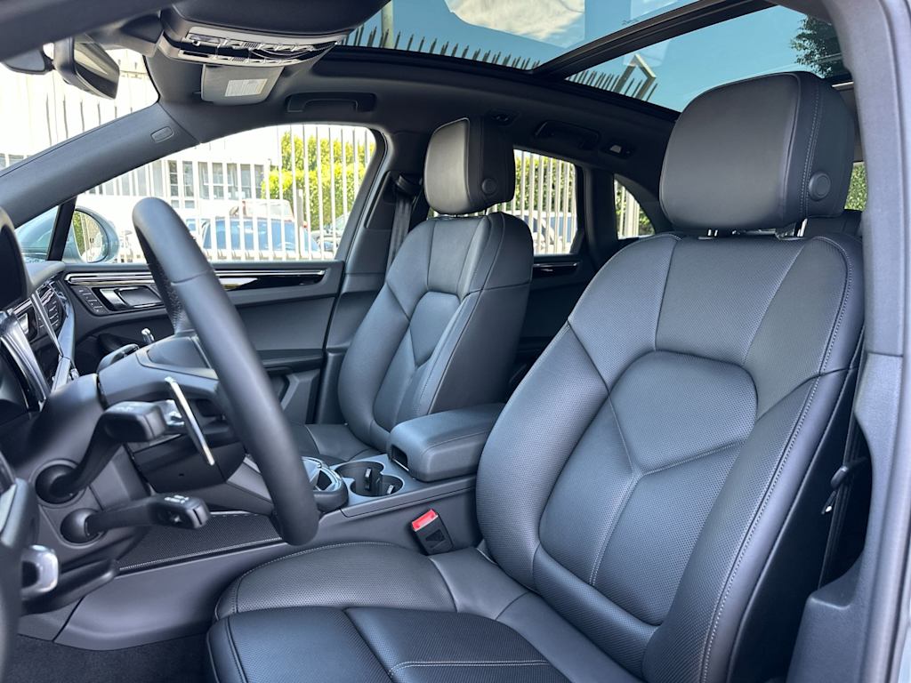 Thumbnail: 2026 Porsche Macan - 11
