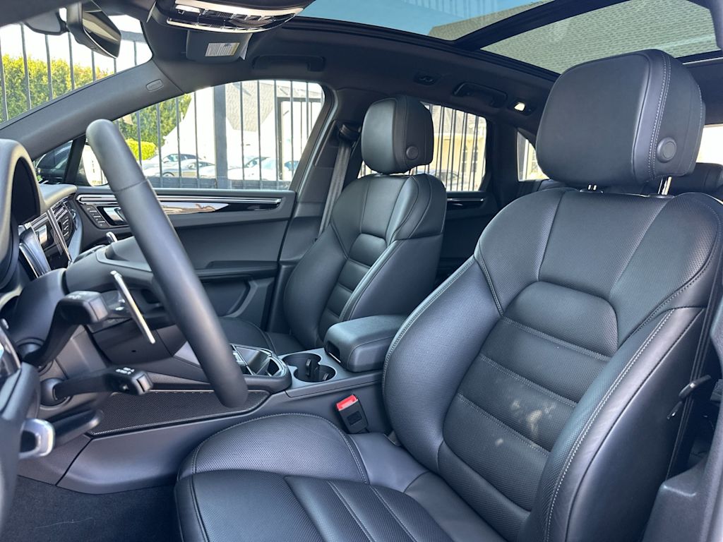 Thumbnail: 2026 Porsche Macan - 10