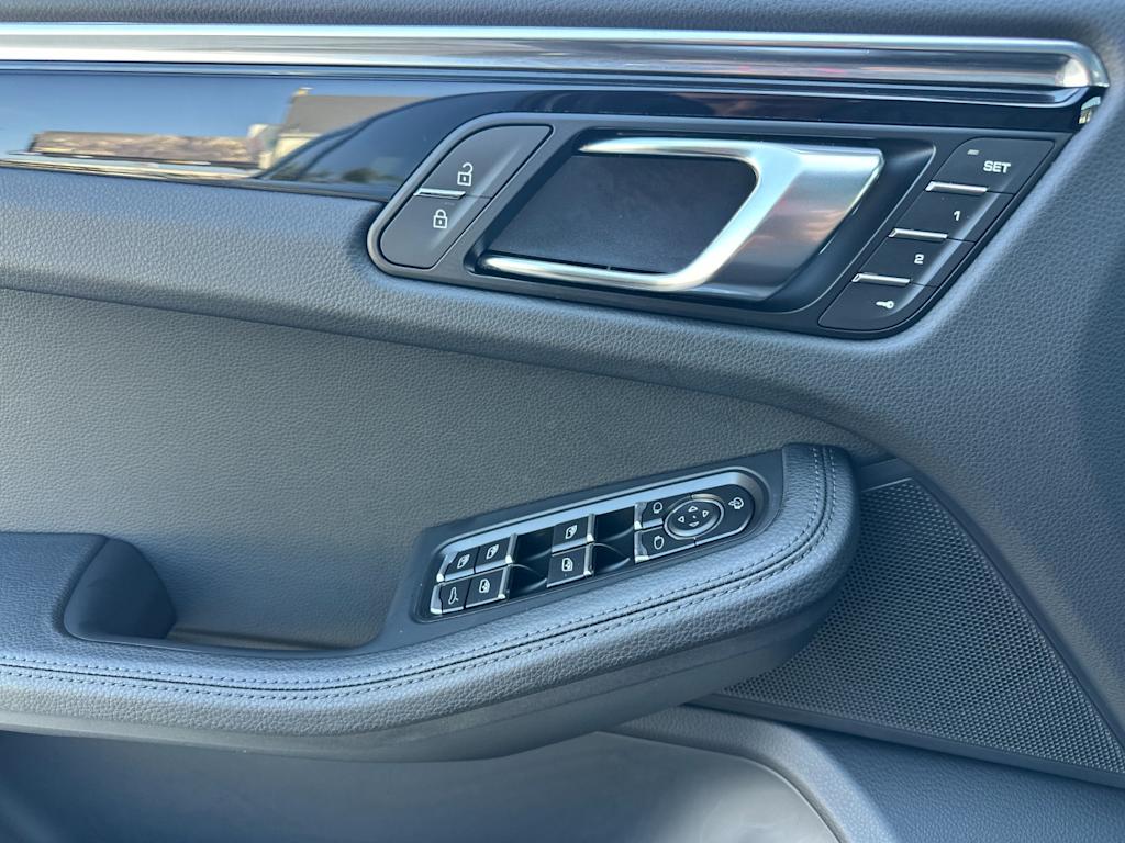 Thumbnail: 2026 Porsche Macan - 21