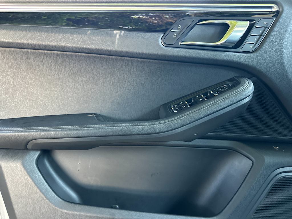 Thumbnail: 2026 Porsche Macan - 21