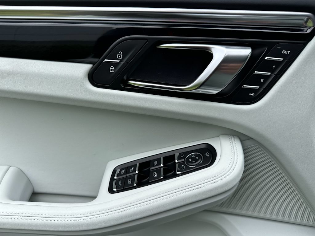Thumbnail: 2026 Porsche Macan - 22