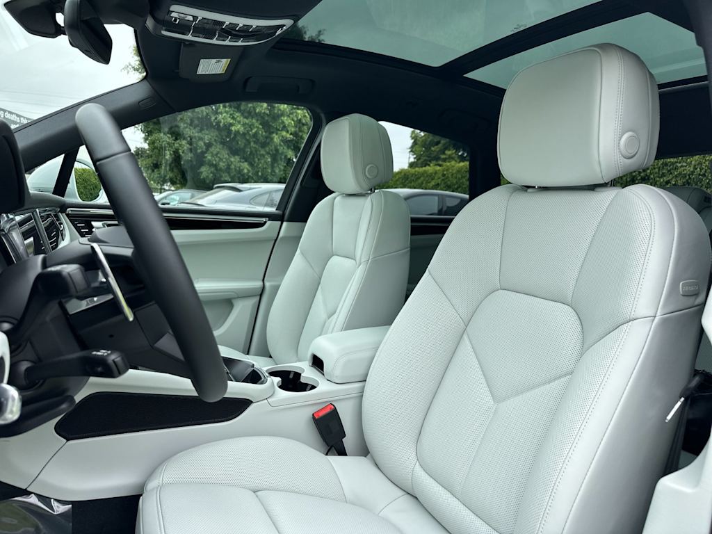 Thumbnail: 2026 Porsche Macan - 11