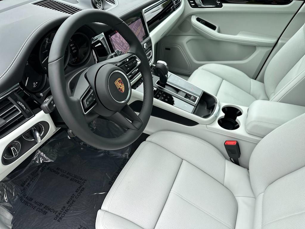Thumbnail: 2026 Porsche Macan - 10