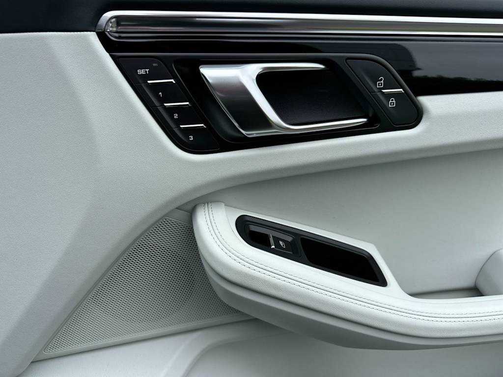Thumbnail: 2026 Porsche Macan - 25