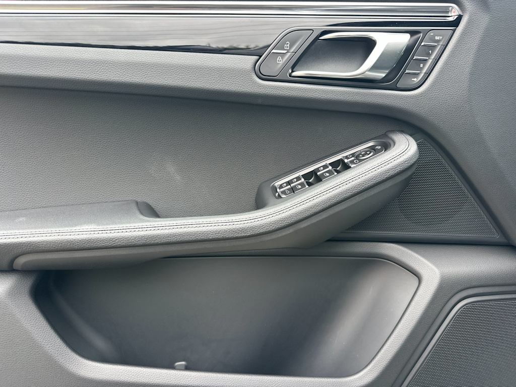 Thumbnail: 2026 Porsche Macan - 22