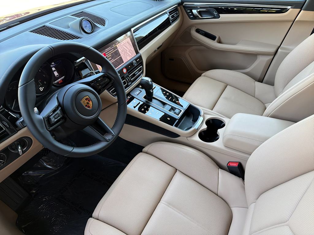 Thumbnail: 2026 Porsche Macan - 10
