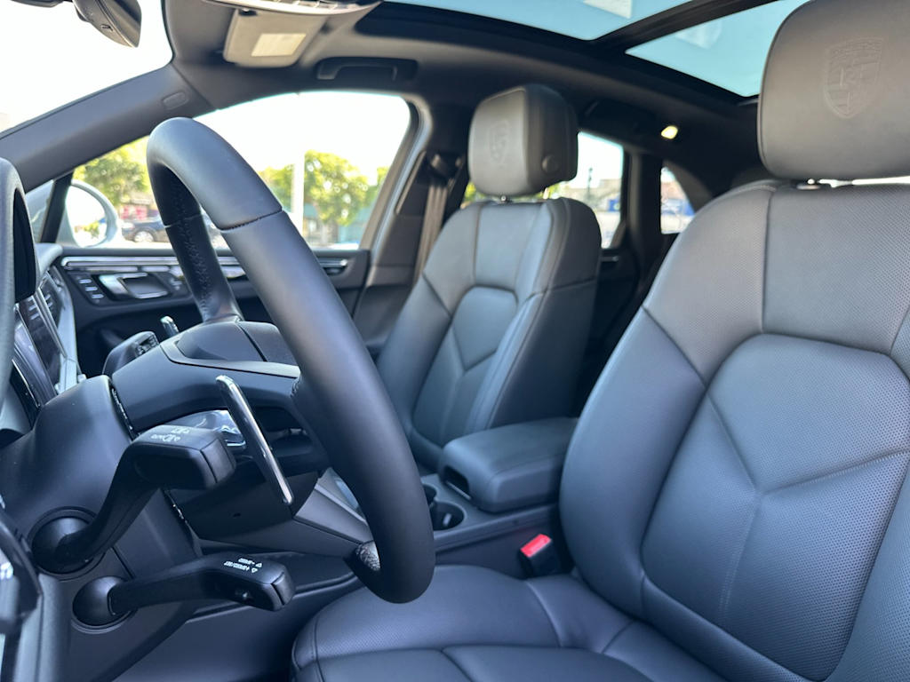 Thumbnail: 2026 Porsche Macan - 10