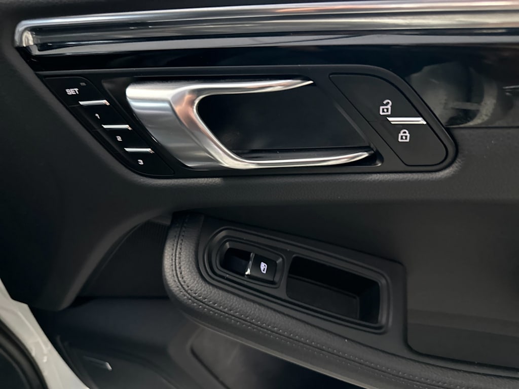 Thumbnail: 2025 Porsche Macan - 25