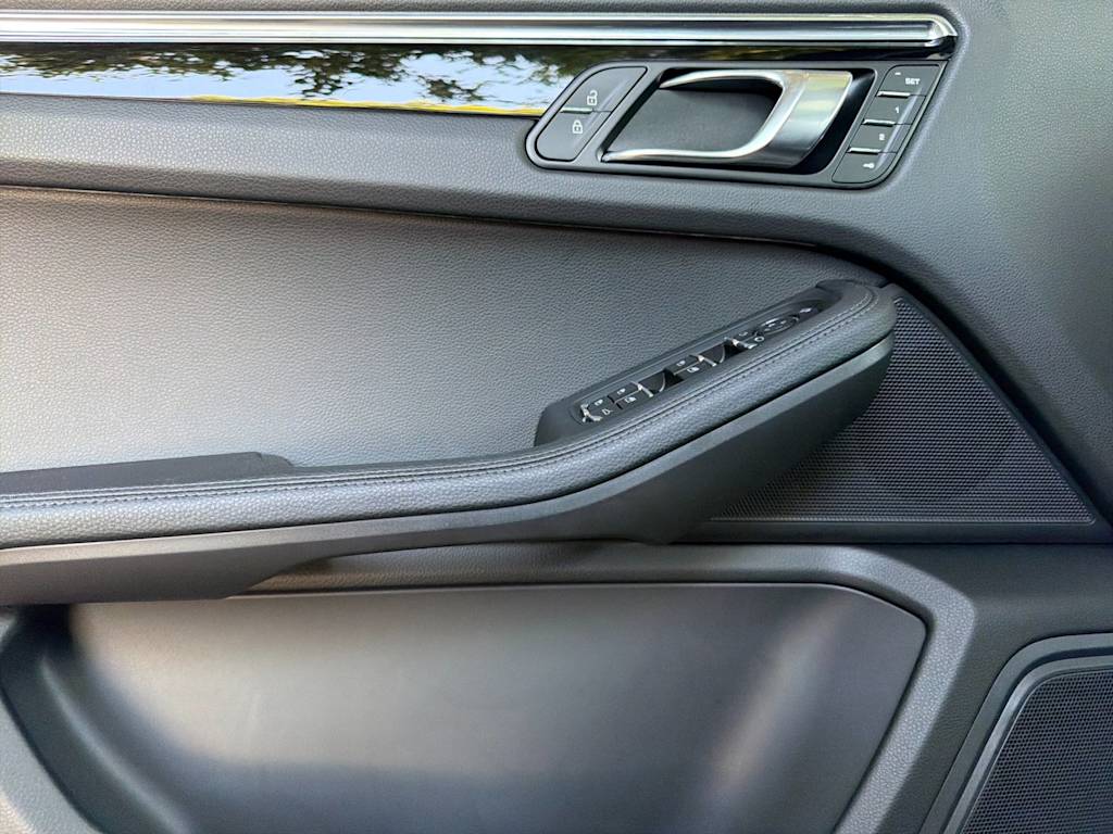 Thumbnail: 2026 Porsche Macan - 23