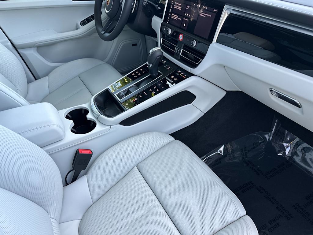 Thumbnail: 2026 Porsche Macan - 13