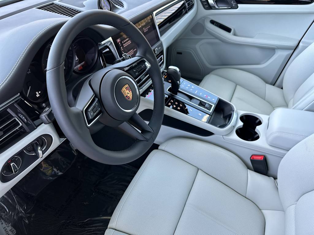 Thumbnail: 2026 Porsche Macan - 10