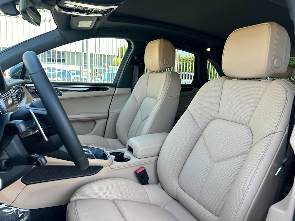 Thumbnail: 2026 Porsche Macan - 10