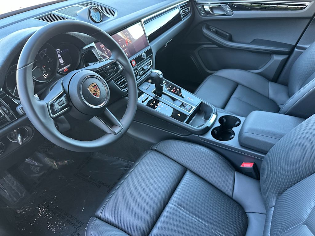 Thumbnail: 2026 Porsche Macan - 10