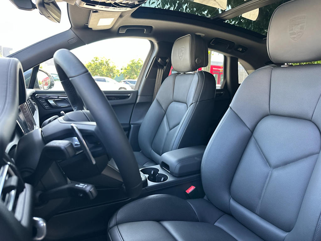 Thumbnail: 2026 Porsche Macan - 10