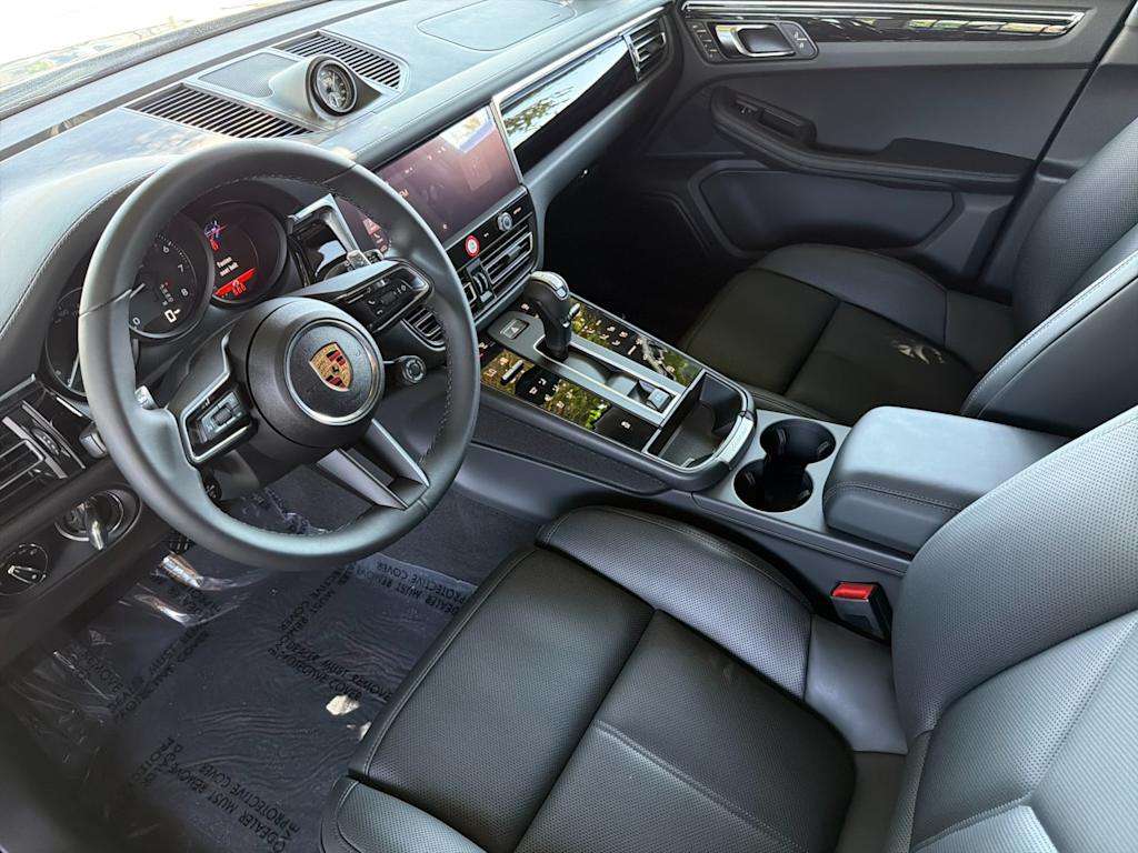 Thumbnail: 2026 Porsche Macan - 10