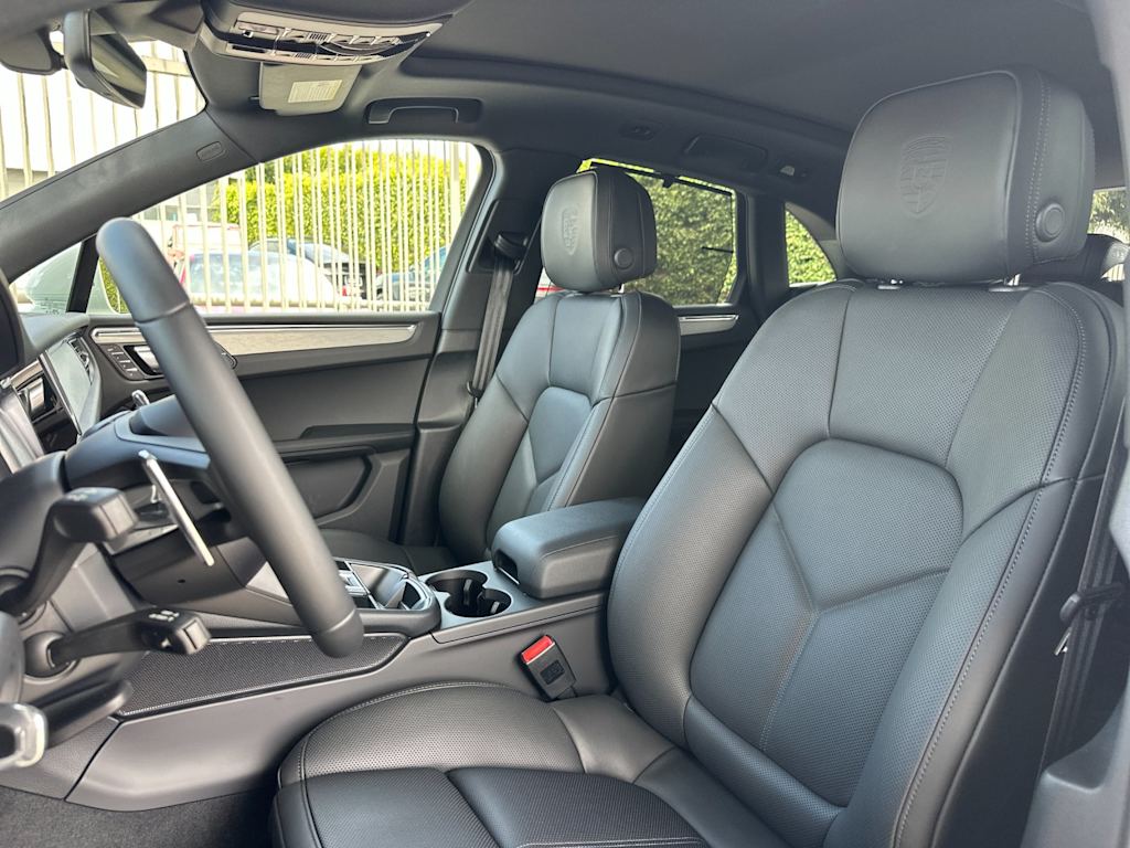 Thumbnail: 2026 Porsche Macan - 10