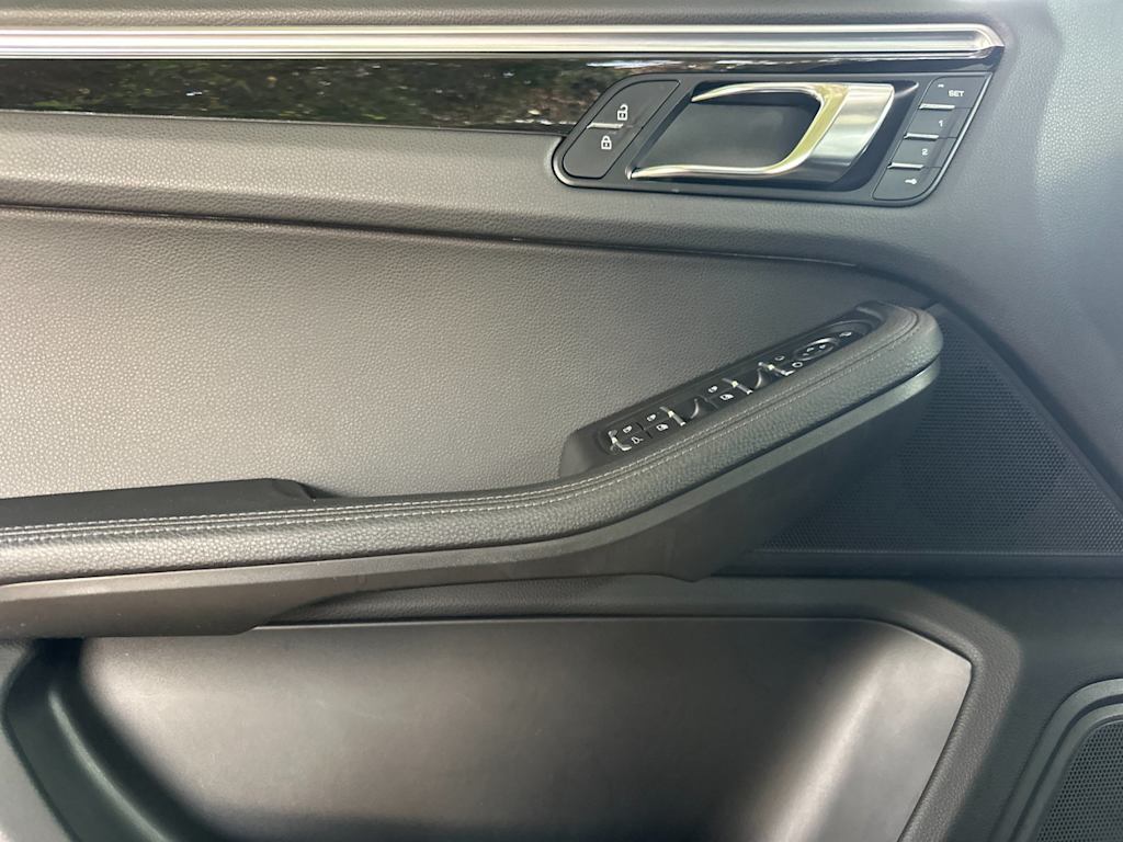 Thumbnail: 2022 Porsche Macan - 22