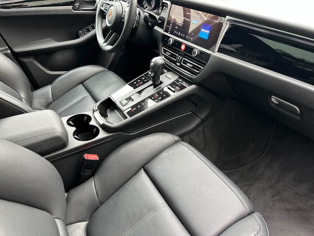 Thumbnail: 2025 Porsche Macan - 13