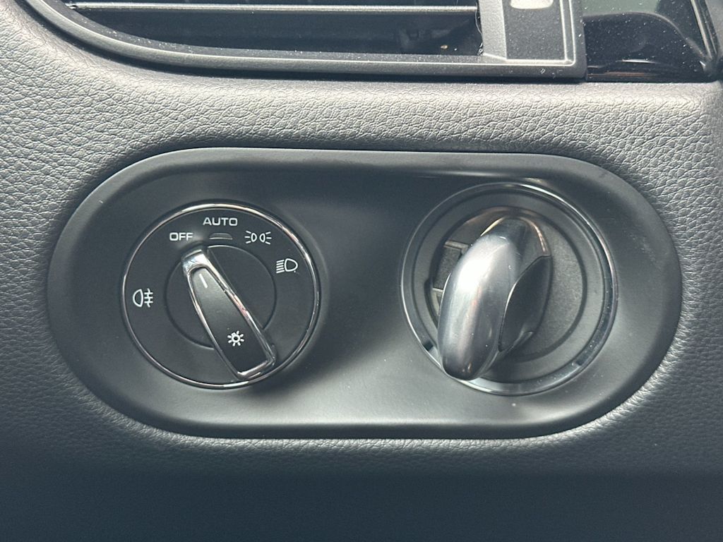 Thumbnail: 2025 Porsche Macan - 32