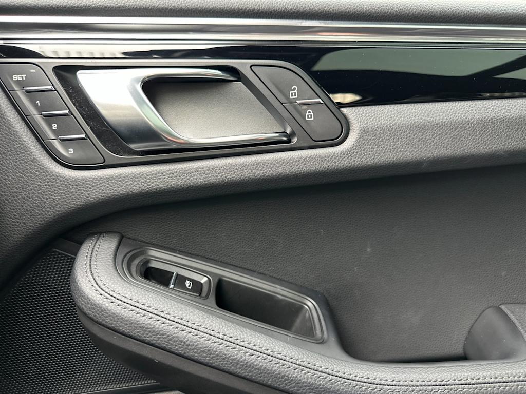 Thumbnail: 2025 Porsche Macan - 25