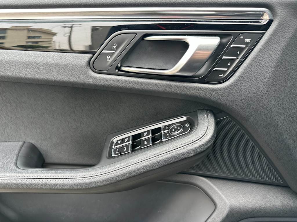 Thumbnail: 2025 Porsche Macan - 22