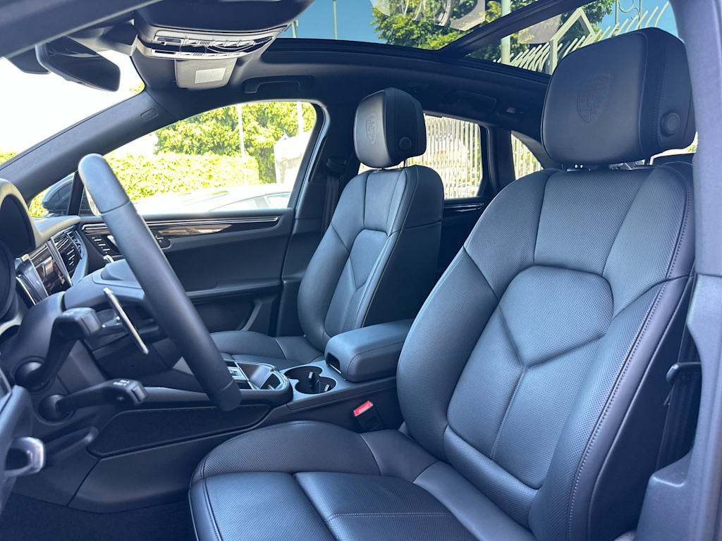 Thumbnail: 2026 Porsche Macan - 10