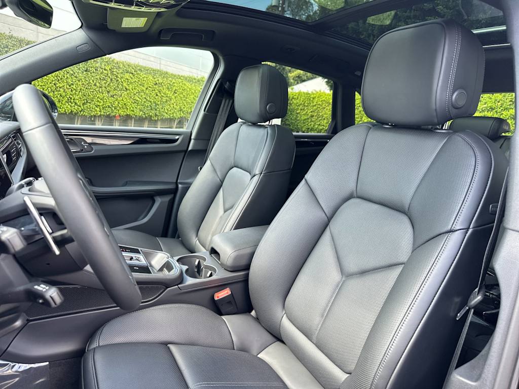 Thumbnail: 2026 Porsche Macan - 10