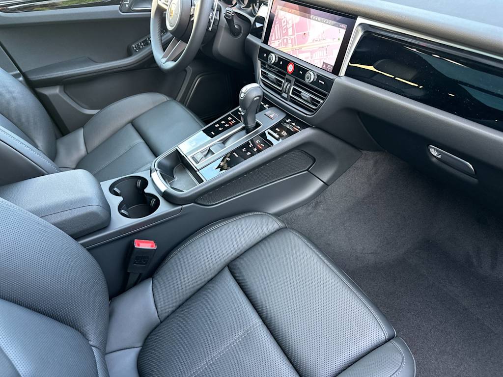 Thumbnail: 2026 Porsche Macan - 13