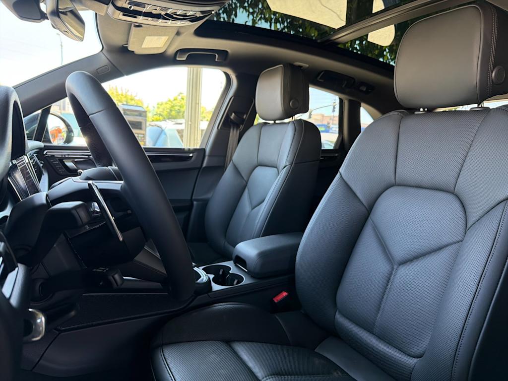 Thumbnail: 2026 Porsche Macan - 10