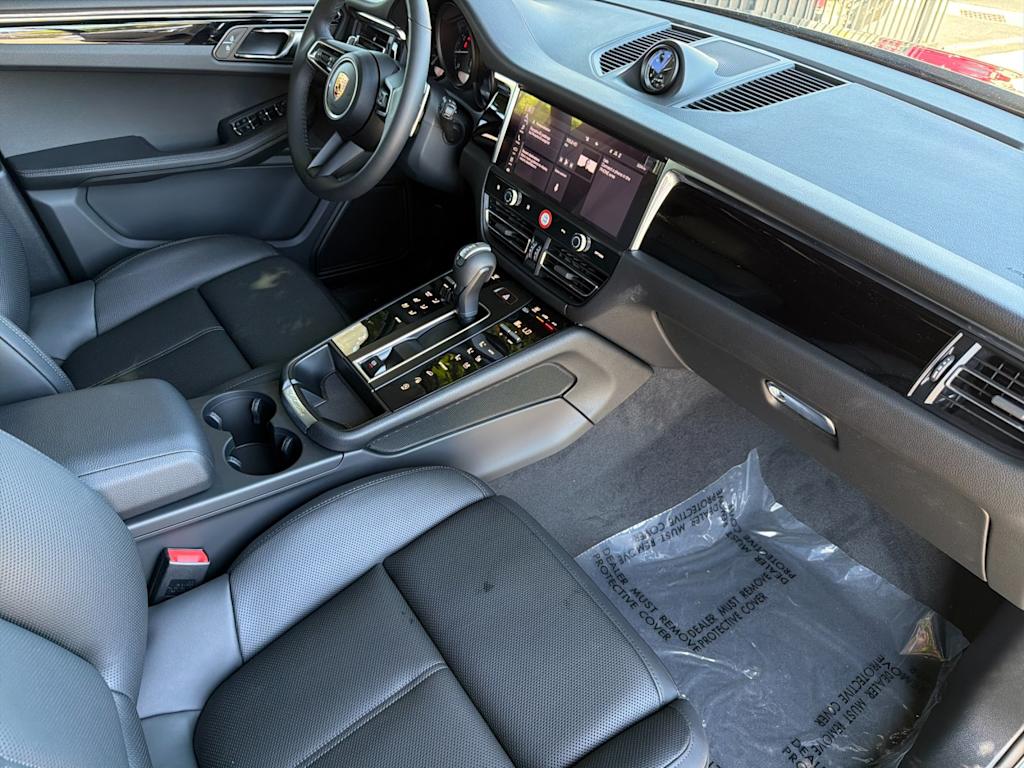 Thumbnail: 2026 Porsche Macan - 13