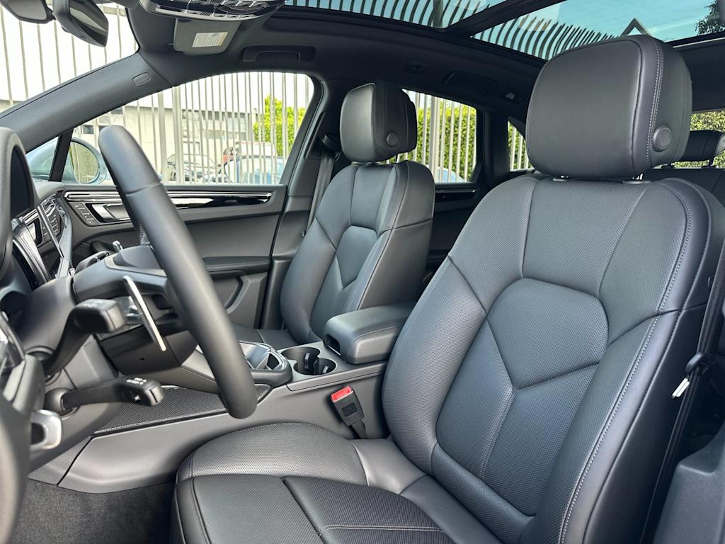 Thumbnail: 2026 Porsche Macan - 10