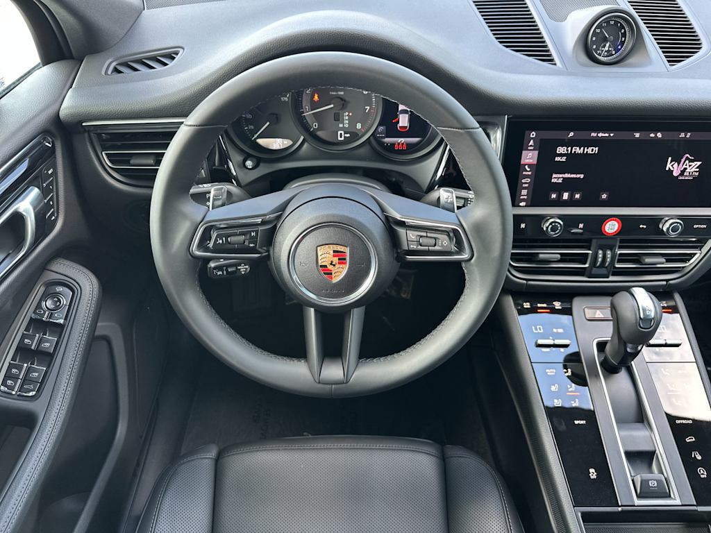 Thumbnail: 2026 Porsche Macan - 8