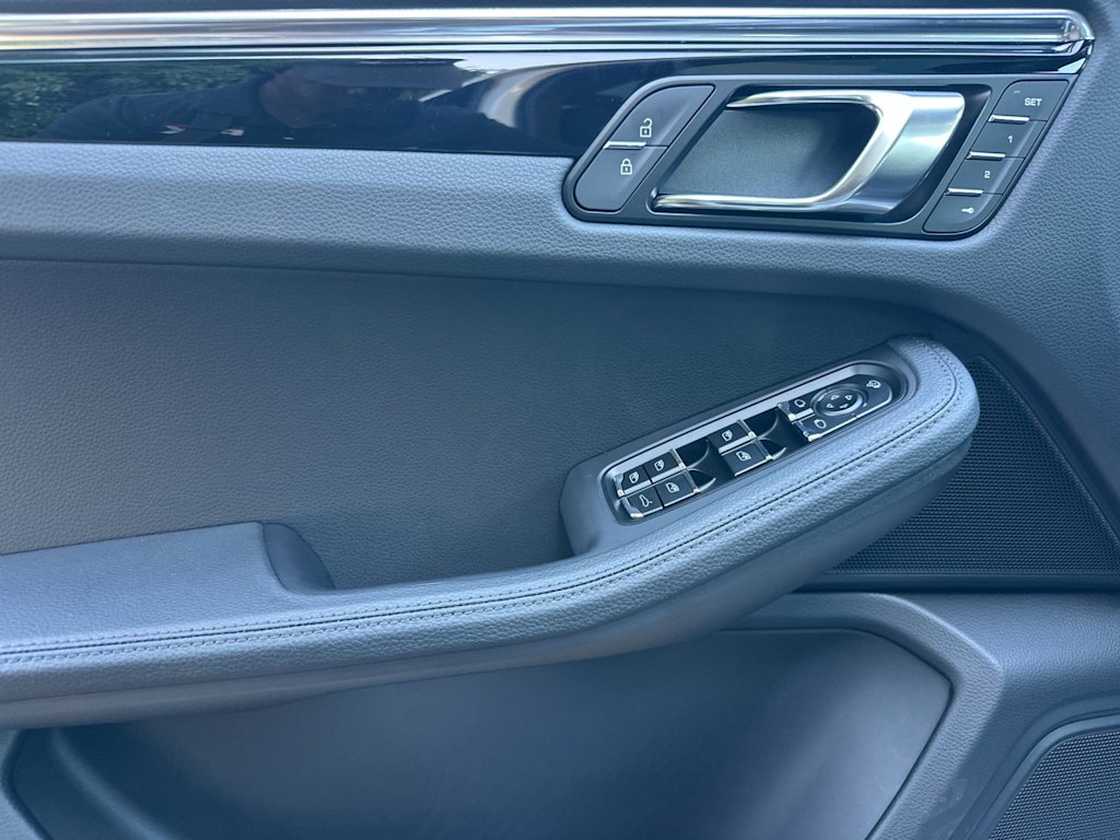 Thumbnail: 2026 Porsche Macan - 23