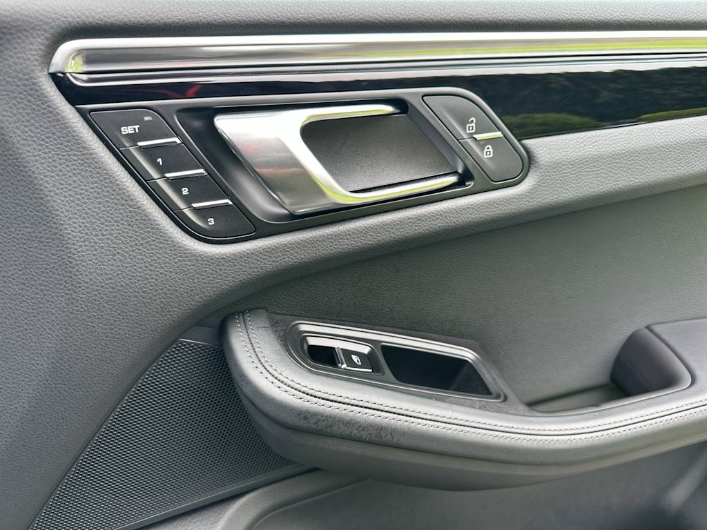 Thumbnail: 2025 Porsche Macan - 25